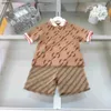 Merk kinder T-shirts Geborduurd logo baby trainingspakken Maat 100-150 zomer revers Polo T-shirt en rasterprint shorts Jan20