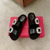 Slipper Mule Woman Sandale Travel Platform Designer com Flash Diamond Buckle Sandal Summer Shoe Casual Slide Sliders Sliders Praia 308