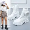 Stövlar Fashion White Punk Ankle Platform Motorcykelstövlar Kvinnor snör upp Chunky Heel Belt Buckle Pocket Designer Shoes Women Bootsl2401