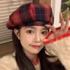 Berets Ins Koreaanse Retro Red Plaid Caps For Women Autumn and Winter Fashion Niche Design veelzijdige sfeer Octagonal hoeden