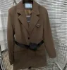 Designer feminino blazer designer botão jaqueta moda combinando invertido carta triangular longo terno jaqueta de náilon superior blazer