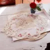 Tappetini da tavolo Tappetino da caffè in materiale di pizzo ricamato ovale europeo dal design intagliato a cavità per il matrimonio di Natale dello zoccolo della cucina