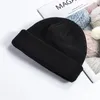 Basker unisex tjocka stickade hattar anpassade logotyp ren färg beanies mode akryl skalle vinter varma birmless manschetter