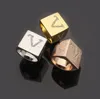 Nowy zaprojektowany biżuteria stalowa tytanowa v liter monogram błyszczące szerokie diamenty pierścionki kobiety mężczyźni ślubne pierścionki projektant biżuterii H65