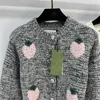 Damskie Knits Tees Designer Branża Heavy Bead Strawberry 3D Haft Słodka Wiek Zmniejszenie wszechstronnego dzianiny kardigan 2024 Wczesna wiosna Nowy Nanyou 0jju