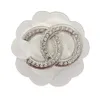 Broches plaquées or 18 carats Marque de luxe Designers Pins Noir et blanc Diamant Perle Imprimer Mode Femmes Couple Amour Cadeau de fête de mariage avec timbre