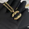 فاخرة مطلية G عتيقة FF Gold Pendant Charm Women Netlaces Netlace Netlace with Box Boutique Long Stail مصممة للحب الرومانسي هدية