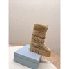 2024 Shearling Apres-ski Botas de lujo Letra P Luna Bota de nieve Placa Tobillo Esquí Resbalón Diseñador redondo Zapatos con cordones Cordones elevados 1U030N laque