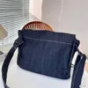 Designer Casual Sport Sac à bandoulière en denim bleu violacé Large sangle réglable Square Mark Flap 30x25cm Grande capacité Lumière Femmes Messenger Sacs Voyage Bourse