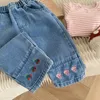 女の赤ちゃんの桜の刺繍ジーンズキッズ秋のズボンズワイドレッグズボンハーム服弾性ウエストソフトアウターボトム240124