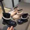 Сапоги, коллекция 2024 г., короткие флисовые ботинки для девочек, маленькие кожаные осенне-зимние сапоги с жемчужной цепочкой, плюшевые детские черные модные ботинки