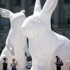 Atacado gigante inflável de 20 pés modelo de coelhinho da Páscoa invade espaços públicos ao redor do mundo com luz LED