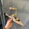 Baotou sandali da donna nuovi appartamenti con rivetti nel 2022 tacco basso spettacolo da passeggio temperamento a punta scarpe singole 240129
