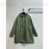 Women's Down ParkasデザイナーNew Cotton Jacketは2024ce Homeに出荷されました。短いフロントとロングバックオズルを備えたクラシックミリタリーグリーンパーカーコート