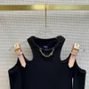 Miejska miejska seksowna designerka Długa spódnica Spring Spring Black Leaking Szyjka Wiszące pasek Modny amerykański nowoczesny dzianin bawełniany metalowy pasek łańcuchowy