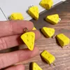 Ciondoli 10 pezzi in miniatura mini triangolo formaggio resina kawaii cibo artigianato ciondolo per orecchino braccialetto portachiavi gioielli fai da te