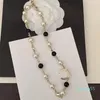 Smyckesdesigner klassisk pärlhalsband dubbel bokstav inlagd fyrkant Rhinestone svart vit pärla kvinnor charm halsband syster mode gåva