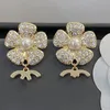 Designer di lusso in ottone orecchino famoso marchio francese classico due lettere tridimensionale fiore di camelia intarsiato perla diamante gioielli di fascino ragazza moda regalo