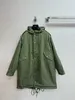 Women's Down ParkasデザイナーNew Cotton Jacketは2024ce Homeに出荷されました。短いフロントとロングバックオズルを備えたクラシックミリタリーグリーンパーカーコート