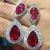 Orecchini a bottone Huitan a forma di pera rosso CZ Orecchini pendenti da donna per la festa di anniversario di matrimonio Colore argento scintillante Orecchino appeso Gioielli di lusso YQ240129