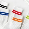 Chaussettes de sport Couple bas chaussettes blanches unisexe taille uniforme Long Tube couleur lettre chaussettes respirant moyen baril sport loisirs pour les amoureux YQ240126