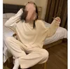 Vêtements de nuit pour femmes coréens pyjamas en velours de corail solide pour les femmes au printemps et à l'automne mignon style Instagram en peluche haut de gamme mince vêtements de maison