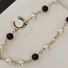 Collier de perles classiques de créateurs de bijoux, double lettre incrustée de strass carrés, perles noires et blanches, colliers de charme pour femmes, cadeau de mode sœur