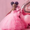 Robes de fille de fleur rose africaine une épaule à plusieurs niveaux en tulle organza robes de demoiselle d'honneur décorées de plumes en tulle à plusieurs niveaux robes de fête d'anniversaire pour enfants noirs F067