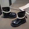 Сапоги, коллекция 2024 г., короткие флисовые ботинки для девочек, маленькие кожаные осенне-зимние сапоги с жемчужной цепочкой, плюшевые детские черные модные ботинки