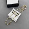 Szykowny naszyjnik dla kobiet projektant biżuterii Złoty łańcuch naszyjnik do damskiej luksusowe litery biżuterii z perłowymi naszyjnikami impreza