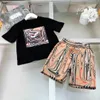 Brand Kids Tracksuits T-shirts de pescoço redondo de bebê Tamanho Tamanho 100-150 Padrão quadrado de mangas curtas e shorts impressos xadrez jan20