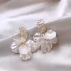 Orecchini a goccia con petali di fiori coreani con conchiglia bianca coreana per le donne 2023 Nuova dichiarazione Pendientes Trendy zircone orecchino di cristallo regalo gioielli YQ240129