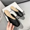 Designer Flat Sandals Luxury Half tofflor Kvinnor Embroider Sandal French Style Anti Slip Wear Resistant For Women Man Soft Leather Muller Shoes Storlek 35-40