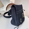 Designer Casual Sport Sac à bandoulière en denim bleu violacé Large sangle réglable Square Mark Flap 30x25cm Grande capacité Lumière Femmes Messenger Sacs Voyage Bourse