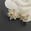 Designer de luxo brincos de latão famosa marca francesa clássico duplo letra pingente arco incrustado diamantes mulheres charme jóias menina moda presente requintado