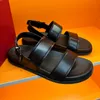 Chinelos de couro impressos clássicos masculinos sapatos de grife moda sandálias de couro ao ar livre antiderrapante sapatos de praia verão novos chinelos interiores confortáveis apartamentos de sola macia