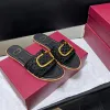 Extérieur Sliders Sandale Talon plat Fashion Cuir Summer Femme Femme plage 2024 Nouveau style Mule de luxe Mentière Men 35-42 AVEC BOX FEMMES PLIPPERS MEDIALES SANDALE SLIDE