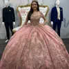 Luksusowy różowy suknia balowa sukienki Quinceanera Vestidos de 15 złotą koronkową aplikację koraliki dziewczyny Słodka 16 urodzin