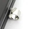새로운 디자인 티타늄 강철 보석 R 라운드 v 편지 모노그램 반짝이는 넓은 다이아몬드 링 여자 결혼 반지 디자이너 보석 힙합