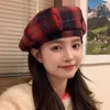 Berets Ins Koreaanse Retro Red Plaid Caps For Women Autumn and Winter Fashion Niche Design veelzijdige sfeer Octagonal hoeden
