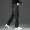 Męskie dżinsy przybysze mężczyźni jeansu czarny szary proste elastyczne długie spodnie dla męskiej mody swobodnej wielkości klasyczne spodnie