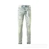 Jeans da marca roxa, modernos, desgastados e sujos, lavados, perna reta, jeans americanos