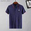 Polos para hombres 2022 Diseñador para hombre Polos de negocios básicos Camiseta Moda Francia Marca Camisetas para hombre Brazaletes bordados Letra Insignias Polo Camisa Pantalones cortos Q240130