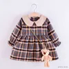 Robes de fille printemps et automne filles robe à manches longues 2 pièces / ensemble total petit ours pendentif style académique modèle poupée cou robe quotidienne