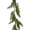 Dekorative Blumen Weihnachtsrebengirlande beflockte künstliche Zypressenreben Dekor gefälschtes Grün Zeder für Hauswandtür