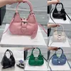 23 Moon Padded Nappa Leather Bag Women Light Padding Ton-Sur-Ton Triangle Logo Tote Designer Metal Hardware Hobo Magnetic Stängning 2855