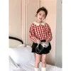 의류 세트 어린이의 귀여운 빨간 격자 무늬 도우 고리 셔츠 세트 달콤한 여자 2024 스프링 패션 블랙 불규칙 케이크 스커트 디자인 감각