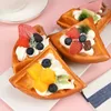 Fiori decorativi 1 pz Simulazione Cibo Waffle Modello Artificiale Finto Pane Torta di Frutta Ornamenti da Forno Artigianato Cucina per Bambini Giocattolo Fai da Te Compleanno