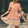 Party Dresses Beige Spring Mini Dress Sexig V-ringning Shirred Ruffled Elastic Bust Boho Women Floral Print Casure Short Beach Wear