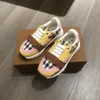 Scarpe per bambini per ragazzo Moda nuove ragazze Sneaker morbida in tela con sport in pelle che corrono scarpe da ginnastica piatte casual da esterno per bambini